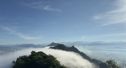 區長清晨攻頂旗尾山!遇見壯麗雲瀑 成功行銷旗山最美山林秘境