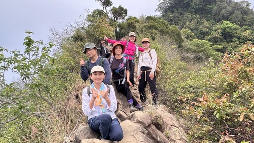 區長清晨攻頂旗尾山！遇見壯麗雲瀑 成功行銷旗山最美山林秘境
