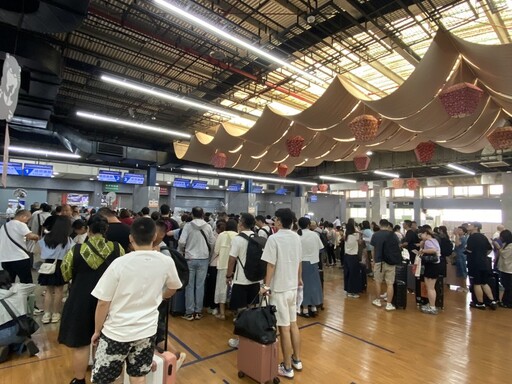 通關大廳湧人潮街道門庭若市 大陸十一長假小三通入金人次勁揚