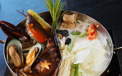 「湳洋鍋物」 南洋主題鍋，湯頭用整隻鮮活波士頓龍蝦熬煮 - 旅遊經