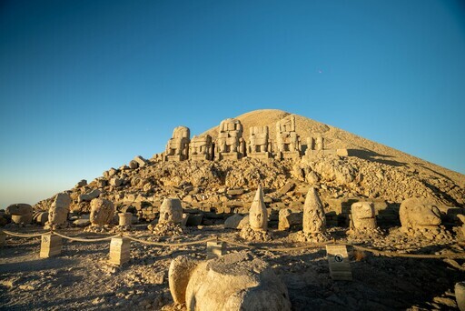 在內姆魯特山千年雕像下觀賞絕美日出 - 太陽網