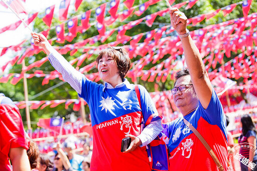 桃園龍岡超過2萬面國旗飄揚令人感動 讓你一次「周」遊列「裹」！ - 旅遊經