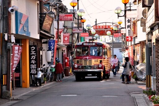 電影《解憂雜貨店》的拍攝地 復古巴士免費搭 - 太陽網