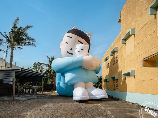 屏東看海美術館閉館周遭被巨型怪獸佔據 在海口港「9」駕等被抓 - 旅遊經