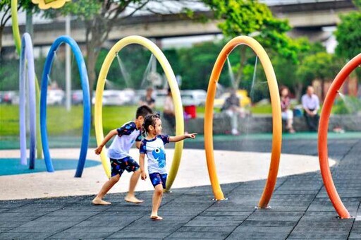 大佳河濱公園戲水區開放 歡迎大手牽小手一起來玩水 - 太陽網