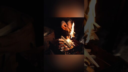 下雨天的營火，用一把刀劈柴生火，感謝 9976Tony 拍攝 - 營火部落