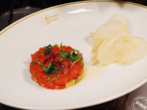 台北喜來登安東廳推出油淋、鹽燒、脆皮三款全新風味牛排，其中這塊牛排更是向百年牛排館致敬！ - 旅遊經