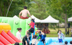 夏日親子消暑水樂園｜挑戰巨型滑水道 感受高空降下刺激感！