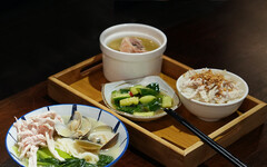 台北信義區人氣美食！精燉多時招牌老火雞湯麵暖心上桌！