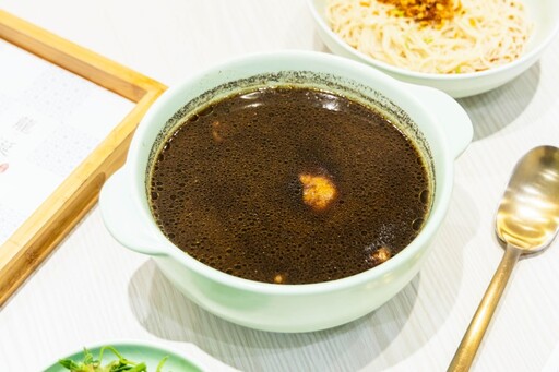 高雄美術館周邊美食│匠心製作好湯呈現 香濃雞湯帝王級享受！