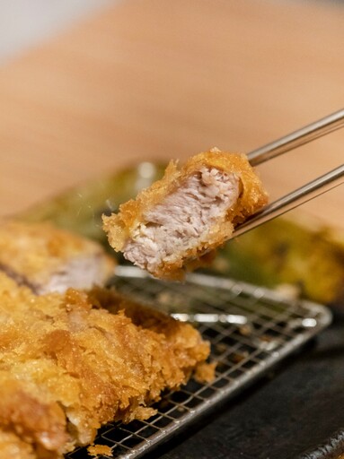 台灣首家日式豬排專賣！酥脆麵衣包裹鮮嫩肉質 附餐享免費續加！