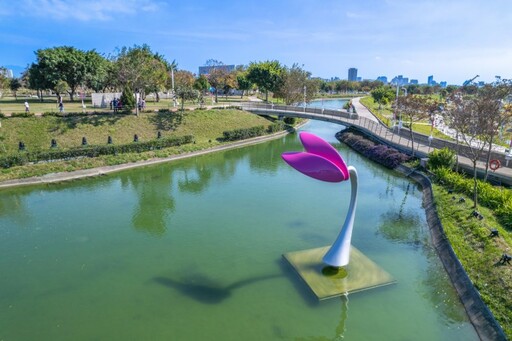 台中中央公園新亮點！5米高五色鳥與14件公共藝術超吸睛！