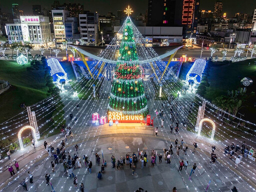 26公尺高聖誕樹在高雄中央公園！9大燈區體驗浪漫聖誕氛圍！