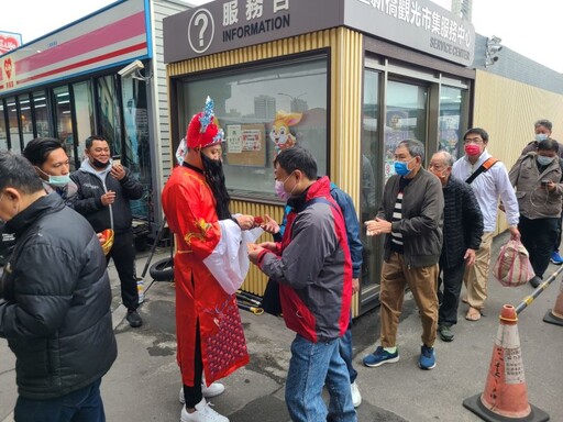 「重新橋觀光市集」迎新年！名家書法揮毫、財神送發財金