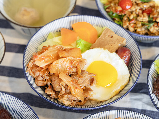 台中鐵板燒丼飯│台式口味異國融合 "泡菜燒肉丼"美味超人氣！