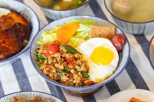 台中鐵板燒丼飯│台式口味異國融合 "泡菜燒肉丼"美味超人氣！