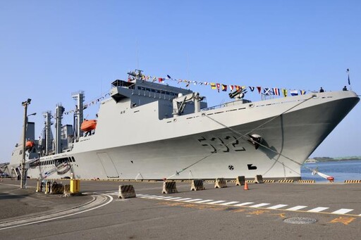 海軍艦隊率先登陸安平！三大主力軍艦開放參觀 全台巡港預熱