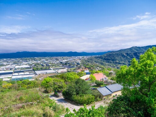 新社隱藏版景觀山莊！特色美食、賞景足湯必訪 夕陽夜景盡收