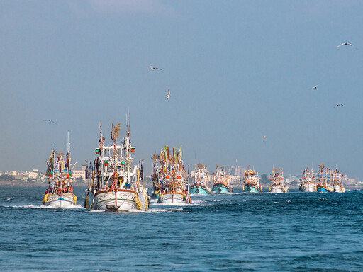 高雄信仰界霸主出巡！林園鳳芸宮媽祖海巡20艘船隊壯闊出海