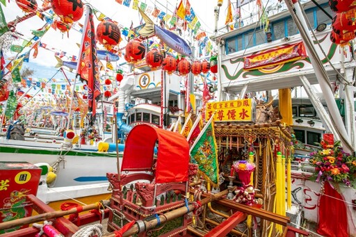 高雄信仰界霸主出巡！林園鳳芸宮媽祖海巡20艘船隊壯闊出海