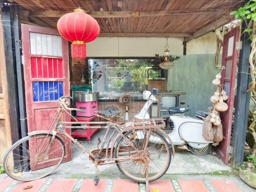 彰化田中窯春遊亮點公開!夢幻蜀葵花海x懷舊風物件超好拍!