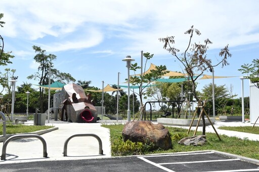 台南人快看!善化市區驚現"鋼鐵巨牛" 不耕田卻讓孩子瘋狂?