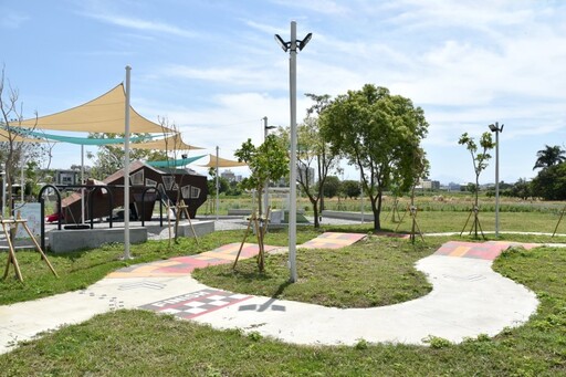 台南人快看!善化市區驚現"鋼鐵巨牛" 不耕田卻讓孩子瘋狂?