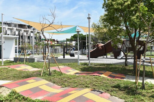 台南人快看!善化市區驚現"鋼鐵巨牛" 不耕田卻讓孩子瘋狂?
