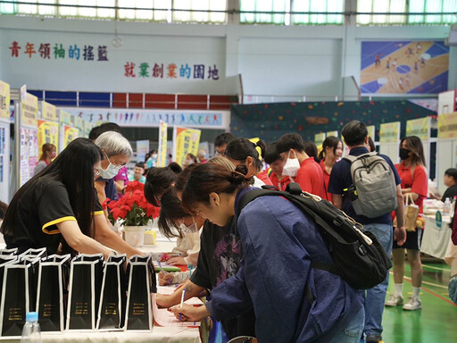 在地就業首選!屏東長照職缺大釋出 返鄉找工作趁現在!