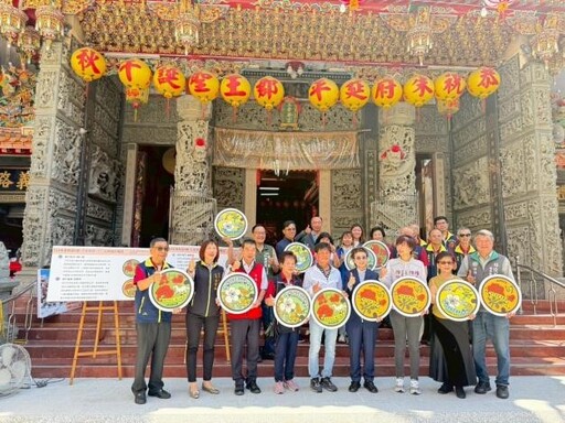 台南再掀藝術熱潮!「三老爺宮花神孔蓋」讓藝術走入巷弄!