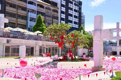 台南最強放閃地標!巨型玫瑰+粉紅球海 愛情許願池限時開放