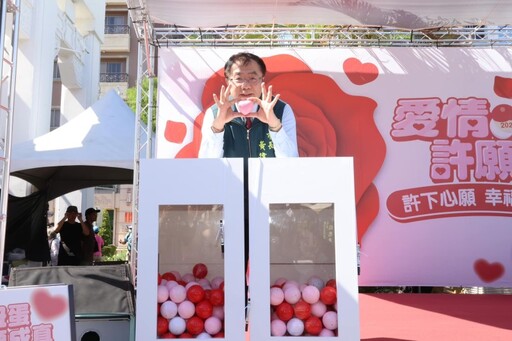 台南最強放閃地標!巨型玫瑰+粉紅球海 愛情許願池限時開放
