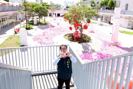 台南最強放閃地標!巨型玫瑰+粉紅球海 愛情許願池限時開放