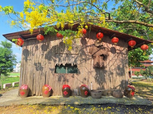 百年樹影與竹管老屋!台南大山宮竹管屋 古厝映金黃花海