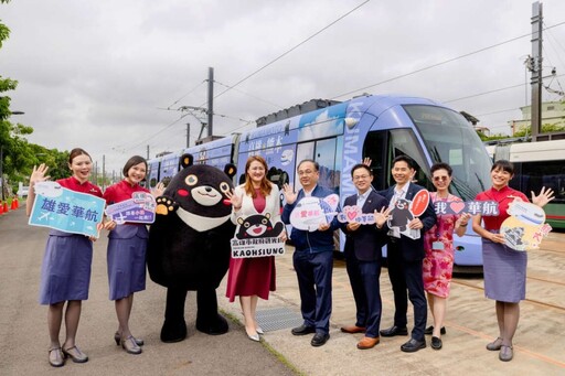 高雄輕軌出現萌系列車！「雄熊愛上你」彩繪車萌翻登場！