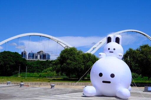 新北河濱公園新萌亮點!兔兔Q氣偶裝置9月起亮相新月橋河岸