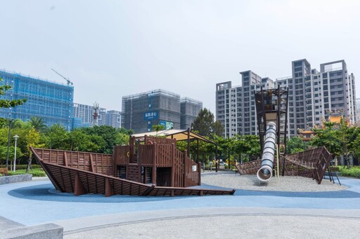 台中海線親子旅遊推薦！捕魚遊戲塔、帆船遊具全齡放電！