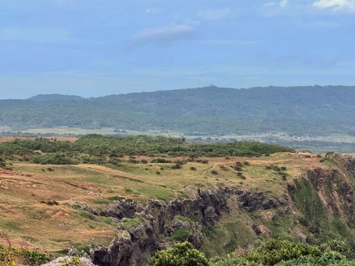 屏東必訪秘境！海岸草原俯瞰太平洋 世界級地景震撼又壯麗！