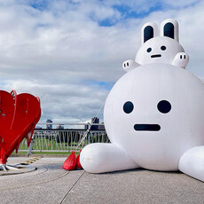 新北大都會公園出現超可愛兔兔Q！辰光橋上展出至12月7日！