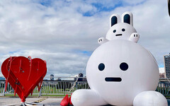 新北大都會公園出現超可愛兔兔Q！辰光橋上展出至12月7日！