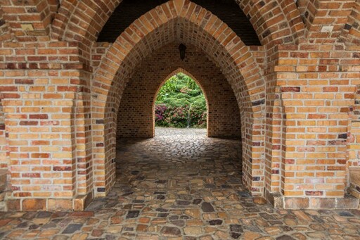 中部版歐洲莊園|藏身山林城堡秘境 一秒走進詩意般中古世紀