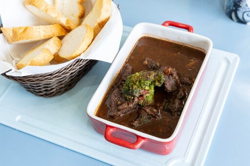 墾丁CHill系小酒館│紅酒燉牛肉與特製調飲完美療癒藍色時光