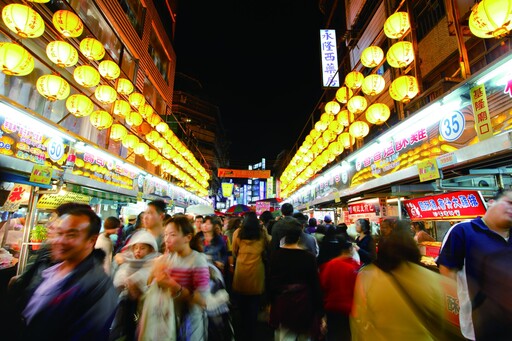 台灣觀巴小團旅遊即日起享2人同行1人免費~配合台灣觀光 100 亮點 好禮送不完