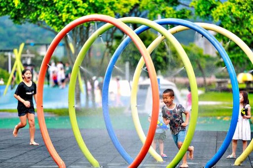 大佳河濱公園戲水區開放 歡迎大手牽小手一起來玩水