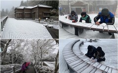 太平山下雪！ 遊客雪中作樂