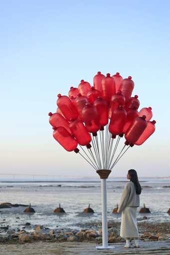 海廢再利用 金門建功嶼空飄浮球裝置藝術突顯海洋保護問題