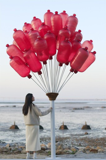 海廢再利用 金門建功嶼空飄浮球裝置藝術突顯海洋保護問題