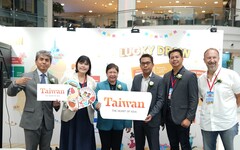 交通部觀光署駐曼谷辦事處參與菲律賓WTF旅展 介紹夜市遊戲與民眾互動 向菲國旅客宣傳臺灣花季及主題樂園