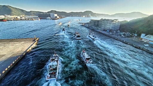 影音/南方澳池碧宮池府千歲熱鬧海陸巡 民眾瘋搶包子與糖果