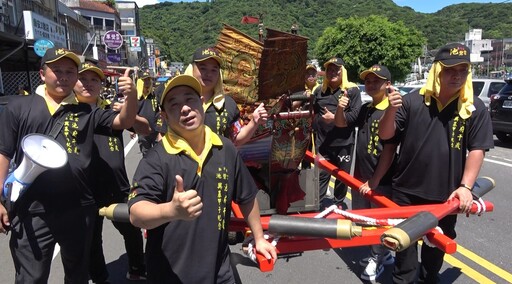 影音/南方澳池碧宮池府千歲熱鬧海陸巡 民眾瘋搶包子與糖果